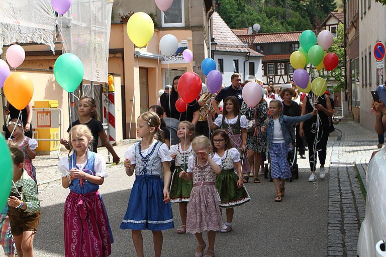 Auch die jüngsten Eltmanner sind beim Festzug anlässlich der Biertage dabei - wie diese Kinder mit ihren Luftballons im vergangenen Jahr. Auch die jüngsten Eltmanner sind beim Festzug anlässlich der Biertage dabei - wie diese Kinder mit ihren Luftballons im vergangenen Jahr. 