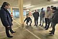 Bürgermeister Michael Ziegler (Zweiter von links) zeigt hier an einer Betonstütze die Wasser- und Korrosionsschäden.