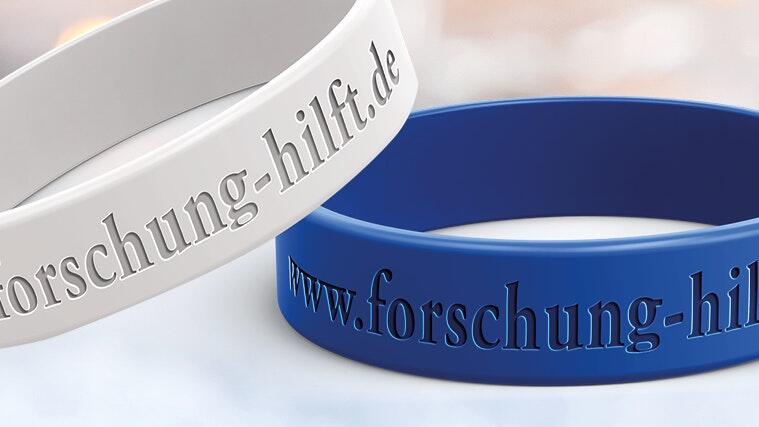 Die Bändchen der Stiftung „Forschung hilft“ zugunsten der Krebsforschung an der Universität Würzburg.