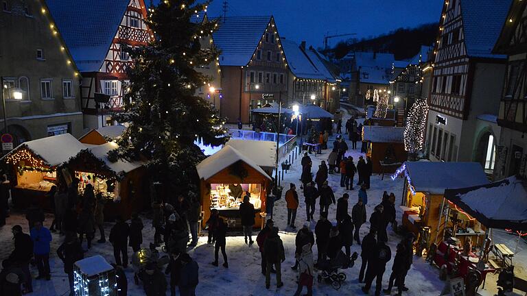 Ein Kunsthandwerkermarkt mit Hütten, einer Kunststoff-Eisbahn und einem original Mongolenzelt: Das alles macht den Winterzauber Röttingen aus - ein Bild des Markts im Jahr 2019. Ein Kunsthandwerkermarkt mit Hütten, einer Kunststoff-Eisbahn und einem original Mongolenzelt: Das alles macht den Winterzauber Röttingen aus - ein Bild des Markts im Jahr 2019.