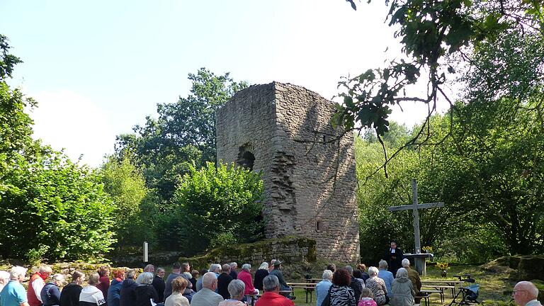 Bei strahlendem Sonnenschein feierte Dekan Uwe Rasp mit den Evangelischen aus Filke den traditionellen Mauerschädel-Gottesdienst. Bei strahlendem Sonnenschein feierte Dekan Uwe Rasp mit den Evangelischen aus Filke den traditionellen Mauerschädel-Gottesdienst.