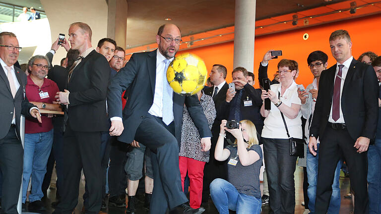 Landesparteitag der SPD Bayern - SPD-Kanzlerkandidat Martin Schulz gibt am 21.05.2017 beim Landesparteitag der SPD Bayern in Schweinfurt (Bayern) nach seiner Rede eine fußballerische Einlage im Foyer. Landesparteitag der SPD Bayern - SPD-Kanzlerkandidat Martin Schulz gibt am 21.05.2017 beim Landesparteitag der SPD Bayern in Schweinfurt (Bayern) nach seiner Rede eine fußballerische Einlage im Foyer.