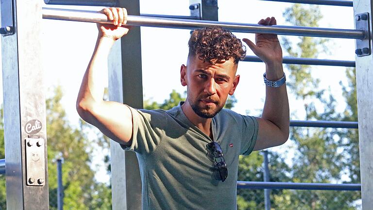 Der Sennfelder Profifußballer Yusuf Emre Kasal vom türkischen Klub Afjet Afyonspor auf Heimaturlaub. In den Schweinfurter Wehranlagen steht auch im Urlaub täglich ab 6 Uhr morgens sein Fitnessprogramm an. Der Sennfelder Profifußballer Yusuf Emre Kasal vom türkischen Klub Afjet Afyonspor auf Heimaturlaub. In den Schweinfurter Wehranlagen steht auch im Urlaub täglich ab 6 Uhr morgens sein Fitnessprogramm an.