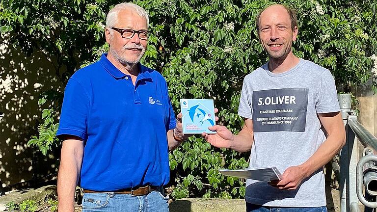 Das Foto zeigt den LBV-Kreisvorsitzenden Klaus Sanzenbacher und&nbsp; Gunther Göttlein bei der persönlichen Übergabe der Auszeichnung in Unterickelsheim.