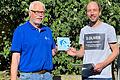 Das Foto zeigt den LBV-Kreisvorsitzenden Klaus Sanzenbacher und&nbsp; Gunther Göttlein bei der persönlichen Übergabe der Auszeichnung in Unterickelsheim.