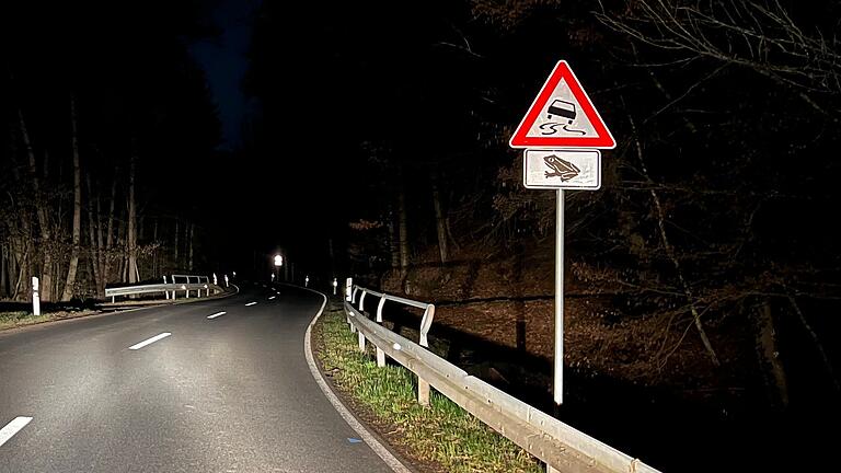 Zwei, die nicht zueinander passen: die Straßenüberquerung endet für Amphibien oft tödlich Zwei, die nicht zueinander passen: die Straßenüberquerung endet für Amphibien oft tödlich