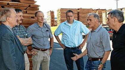 Über die Bedeutung des Rohstoffes Holz in der Verarbeitung informierte sich MdL Hans-Jürgen Fahn (links) bei seinem jüngsten Besuch im Landkreis Haßberge. Unser Bild zeigt ihn mit dem Leiter des Forstbetriebes Ebrach, Ulrich Mergner, den Bürgermeistern Siegfried Ständecke und Matthias Bäuerlein (weiter von links) und stellvertretendem Landrat Oskar Ebert im Gespräch mit Sägewerksbetreiber Philipp Reitz in Wonfurt.