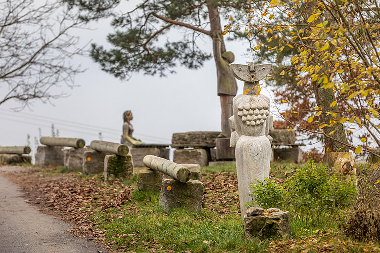 Das terroir f hat seinen Platz im Siegelswäldchen oberhalb der Weinberge. Hier hat sich die Kunst das Terrain erobert, ein Skulpturenpark ist entstanden. Das terroir f hat seinen Platz im Siegelswäldchen oberhalb der Weinberge. Hier hat sich die Kunst das Terrain erobert, ein Skulpturenpark ist entstanden. 