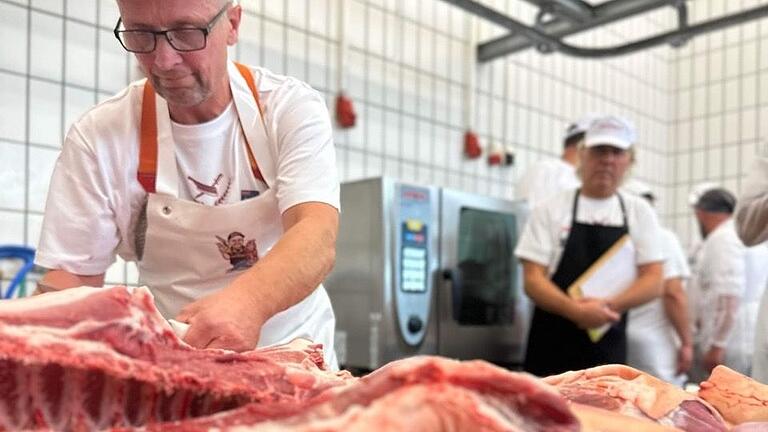 Ausbeinen, Zuschneiden und Präsentieren. Nach nur 25 Minuten müssen die Teilnehmer das Fleisch von einer Schweinehälfte thekenfertig präsentieren. Im Bild Jürgen Unger. Ausbeinen, Zuschneiden und Präsentieren. Nach nur 25 Minuten müssen die Teilnehmer das Fleisch von einer Schweinehälfte thekenfertig präsentieren. Im Bild Jürgen Unger.
