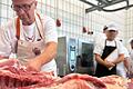 Ausbeinen, Zuschneiden und Präsentieren. Nach nur 25 Minuten müssen die Teilnehmer das Fleisch von einer Schweinehälfte thekenfertig präsentieren. Im Bild Jürgen Unger.