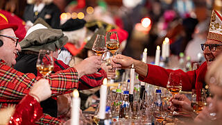 Närrische Weinprobe       -  Zahlreiche Närrinen und Narren aus Politik und Gesellschaft besuchen am Sonntag (12.01.25) im Staatlichen Hofkeller der Residenz in Würzburg die Närrische Weinprobe.