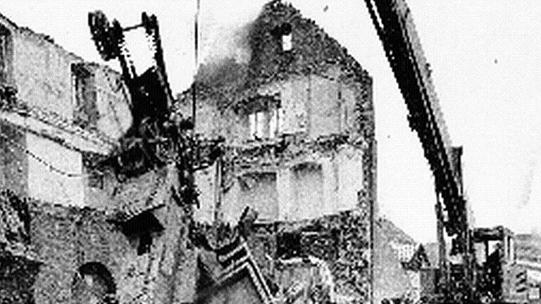 Die Katastrophe: Das Hauptgebäude stürzte am 2. November 1971 ein und begrub viele Arbeiterinnen unter sich. Die Katastrophe: Das Hauptgebäude stürzte am 2. November 1971 ein und begrub viele Arbeiterinnen unter sich.