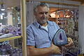 Richard Scheiner aus Hausen sammelt und verkauft Mineralien. Hier hat er eine Amethyst-Druse aus Brasilien im Arm.