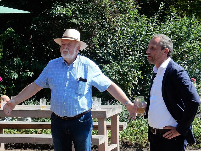 Auf dem Rechtsweg ist das Ende der Beregnung aus dem Unkenbach nicht abzuwenden. Hans Fischer (links) setzt auf eine Sondergenehmigung für das 'Pilotprojekt' und auf Umweltminister Glauber.