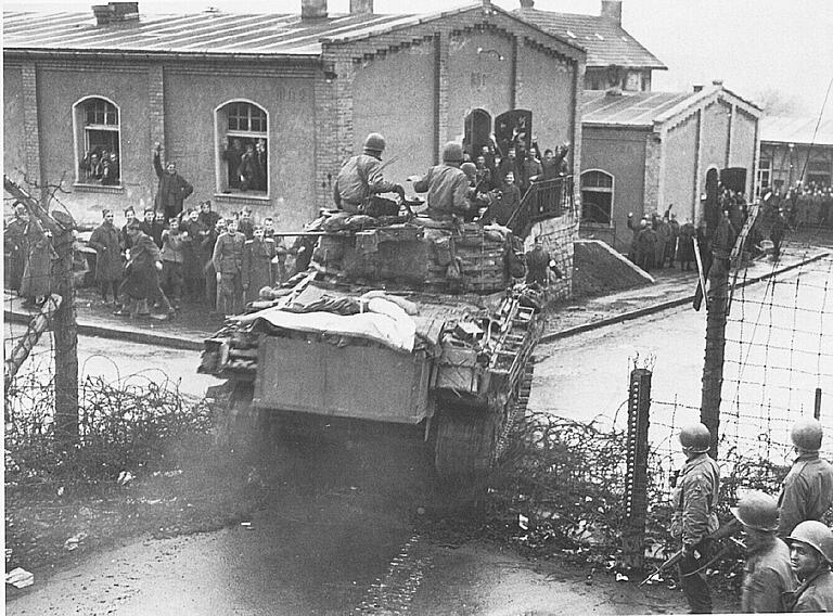 Eines der bekanntesten Fotos von der Aktion der 'Task Force Baum' ist diese Aufnahme, die das Eintreffen des Kampfkommandos im Lager Hammelburg am 27. März 1945 zeigt. Eines der bekanntesten Fotos von der Aktion der 'Task Force Baum' ist diese Aufnahme, die das Eintreffen des Kampfkommandos im Lager Hammelburg am 27. März 1945 zeigt.