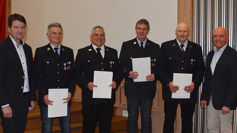 Für 40 Jahre Feuerwehrdienste ehrten Innenstaatssekretär Sandro Kirchner und Landrat Thomas Habermann diese Wehrleute. Von links: Sandro Kirchner, Reiner Then, Kreisbrandrat Stefan Schmöger, Joachim Manger, Bernhard Katzenberger und Landrat Thomas Habermann. Für 40 Jahre Feuerwehrdienste ehrten Innenstaatssekretär Sandro Kirchner und Landrat Thomas Habermann diese Wehrleute. Von links: Sandro Kirchner, Reiner Then, Kreisbrandrat Stefan Schmöger, Joachim Manger, Bernhard Katzenberger und Landrat Thomas Habermann.