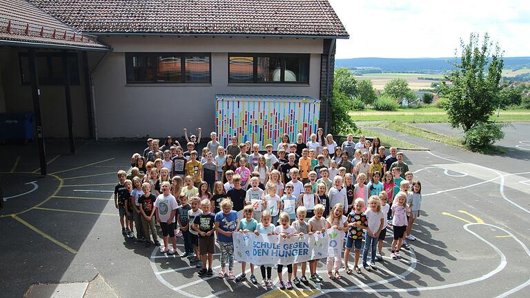 Alle helfen mit: Die Grundschule Weisbach ist stolz auf die jederzeit gute Zusammenarbeit zwischen Elternhaus und Schule. Seitens der Familien wurde die Aktion 'Schule gegen den Hunger' tatkräftig unterstützt und sich mit notleidenden Menschen solidarisch gezeigt.