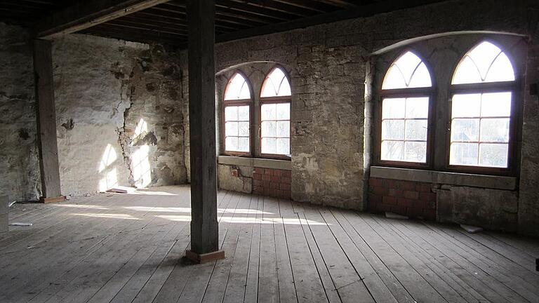 Gesichert, aber sanierungsbedürftig ist dieser ehemalige Rittersaal im Schloss Wetzhausen, einer von zwei solchen Sälen.