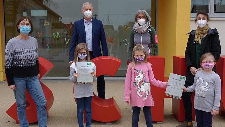 Die Urkunde zur Projektteilnahme der Klassen 1a und 1b an der Grundschule Ostheim nahm Schulleiterin Stefanie Urban (zweite von rechts) von AOK Direktor Frank Dünsch (zweiter von links) entgegen. Mit ihr freuten sich die Klassenlehrerinnen Regina Reder (1b, links außen) sowie Christine Virus (1a, rechts außen) und die Schülervertreter der teilnehmenden Klassen. Die Urkunde zur Projektteilnahme der Klassen 1a und 1b an der Grundschule Ostheim nahm Schulleiterin Stefanie Urban (zweite von rechts) von AOK Direktor Frank Dünsch (zweiter von links) entgegen. Mit ihr freuten sich die Klassenlehrerinnen Regina Reder (1b, links außen) sowie Christine Virus (1a, rechts außen) und die Schülervertreter der teilnehmenden Klassen.