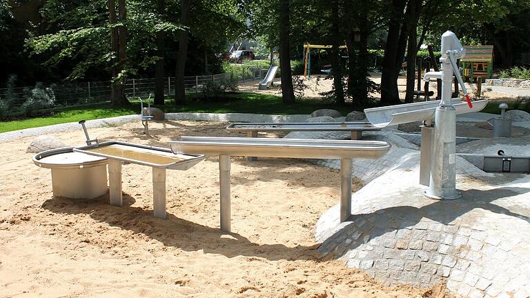 Für den neuen Wasserspielplatz Kürnachtal hat die Stadt Würzburg über 460.000 Euro ausgegeben.