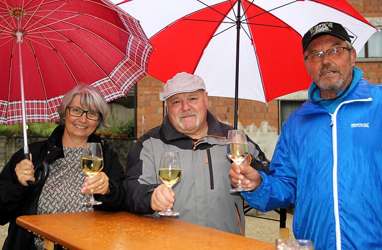 Trotz des regnerischen Wetters herrschte gute Stimmung beim Neustart des Michelauer Brunnenschoppens. Trotz des regnerischen Wetters herrschte gute Stimmung beim Neustart des Michelauer Brunnenschoppens.