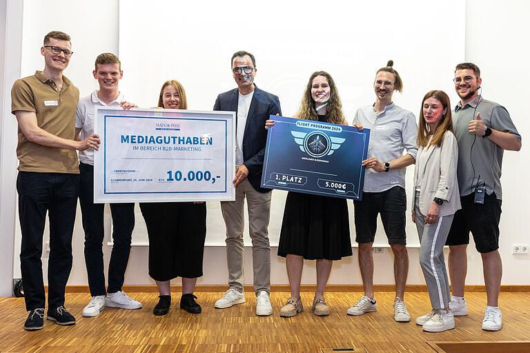 Mit seiner Geschäftsidee überzeugte das Team von Brix die Jury im Finale des Flight Programm 2024 und räumte den ersten Preis ab. Matthias Faller, Media-Verkaufsleiter der Main-Post (Vierter von links), überreichte das Media-Preisgeld.&nbsp;