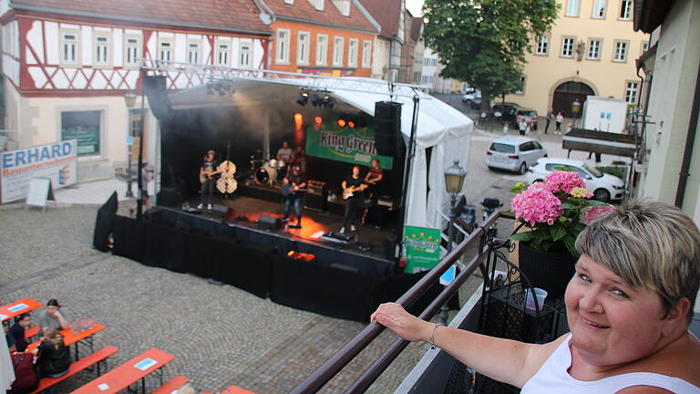 Stadtfest Münnerstadt 2024 - Einen Logenplatz hat diese Anwohnerin. Stadtfest Münnerstadt 2024 - Einen Logenplatz hat diese Anwohnerin.