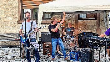 Den Abschluss bei den Sommerkonzerten am Viehmarkt macht in diesem Jahr die Band „Double U.C. “       -  Den Abschluss bei den Sommerkonzerten am Viehmarkt macht in diesem Jahr die Band „Double U.C. “