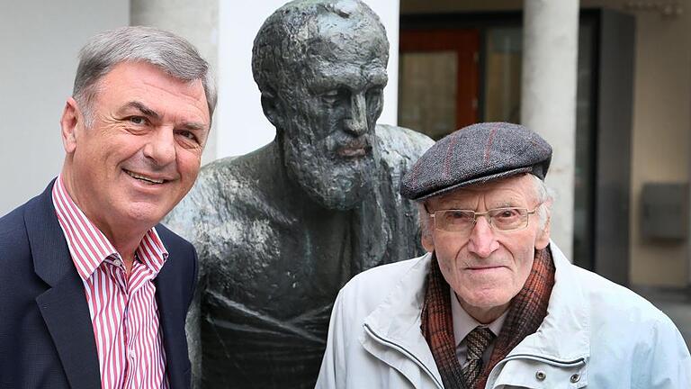 Zwei der Autoren des neuen Buches „Kennen Sie Würzburg? 180 verborgene Schätze“: Willi Kreußer und Hilmar Beck mit Archimedes Denkmal (eines der Highlights im Buch). Zwei der Autoren des neuen Buches „Kennen Sie Würzburg? 180 verborgene Schätze“: Willi Kreußer und Hilmar Beck mit Archimedes Denkmal (eines der Highlights im Buch).