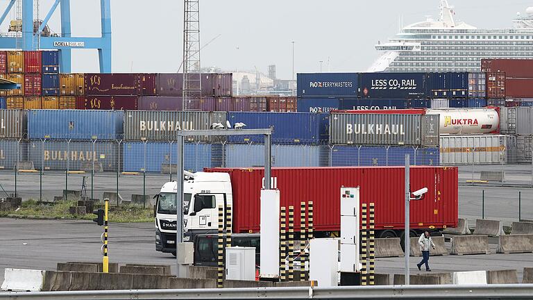 Als unerwartet werthaltig erweist sich die Insolvenzmasse des Pleite gegangenen Unternehmens P & R: Die Schiffscontainer sind in der Corona-Krise sehr gefragt. Als unerwartet werthaltig erweist sich die Insolvenzmasse des Pleite gegangenen Unternehmens P & R: Die Schiffscontainer sind in der Corona-Krise sehr gefragt.