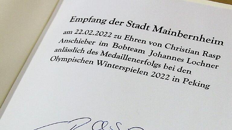 Das C für Christian sieht aus wie ein Bob: So hat sich Olympionike Rasp im Goldenen Buch der Stadt Mainbernheim verewigt.