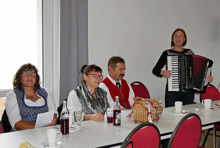 Bei einer Versammlung der ARGE Fränkische Volksmusik Unterfranken gehört auch das Singen von althergebrachtem Liedgut zur Tagesordnung. Steffi Zachmeier (rechts) begleitete die Lieder mit ihrem Akkordeon.