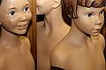 Schaufensterpuppen im Kitzinger Kaufhaus Storg. Manche von ihnen werden auf eBay versteigert.