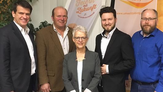 Das Bild zeigt von links: MdL Steffen Vogel, stellv. AKU-Vorsitzender Reinhold Giebfried, UBIZ-Leiterin Bettina Stroh, den neuen AKU-Vorsitzenden Florian Bieselt und seinen Vorgänger Udo Merz. Das Bild zeigt von links: MdL Steffen Vogel, stellv. AKU-Vorsitzender Reinhold Giebfried, UBIZ-Leiterin Bettina Stroh, den neuen AKU-Vorsitzenden Florian Bieselt und seinen Vorgänger Udo Merz.