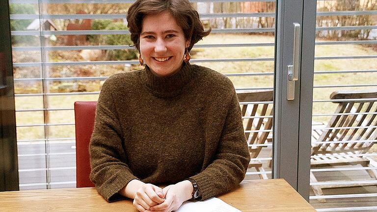 Nora Hofmann aus Bergtheim begeistert sich für Worte, das Schreiben und Literatur. Die Abiturientin wurde für einen überregionalen Literaturpreis für Kinder und Jugendliche mit der Preisverleihung am 22. April in Potsdam nominiert und wird ab Herbst in Wien Sprachkunst studieren.