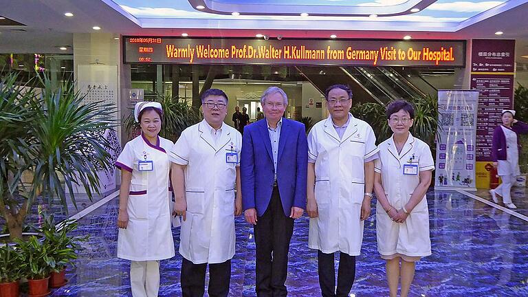 Die Leiterin der Pflegestation Wenjie Sun, der Leiter der Abteilung für Bildung und Wissenschaft, Xianmin Sun, Professor Dr. Walter Kullmann, Vizepräsident und Chefarzt Professor Dr. Guoxian Qi sowie die Leiterin der VIP-Station, Min Chi (von links) im „Liaoning Zhongzhi Shengjing Hospital of Geriatrics“ mit integriertem Altenheim Die Leiterin der Pflegestation Wenjie Sun, der Leiter der Abteilung für Bildung und Wissenschaft, Xianmin Sun, Professor Dr. Walter Kullmann, Vizepräsident und Chefarzt Professor Dr. Guoxian Qi sowie die Leiterin der VIP-Station, Min Chi (von links) im „Liaoning Zhongzhi Shengjing Hospital of Geriatrics“ mit integriertem Altenheim