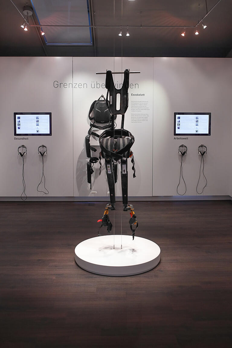 Exoskelett: So sieht die Zukunft der Hilfsmittel auf. Wer dieses Exemplar trägt, kann ohne Stuhl sitzen. Exoskelett: So sieht die Zukunft der Hilfsmittel auf. Wer dieses Exemplar trägt, kann ohne Stuhl sitzen.
