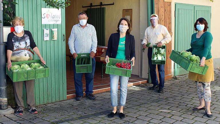 Frisches Bio-Gemüse: Den Startschuss für das neue Solawi-Projekt in der Volkacher Altstadt (Am Bach 1) gaben am Freitagvormittag  (von links) Gerda Hartner, Helfer Manfred Erhard, Doris Geiger, Bio-Gärtner Erich Gahr und Andrea Rauch.