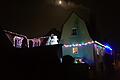 2000 LED-Lichter und Frosti, der Schneemann, leuchten am Weihnachtshäuschen der Familie Gareis mit dem Mond um die Wette. Fotos: Julia Volkamer