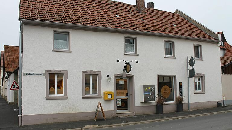 Im vergangenen November wurde nach viermonatiger Renovierung die gemeindliche Bäckereiverkaufsstelle „Um’s Eck“ in Oberstreu eröffnet. Inzwischen hat sich für den Laden ein fester Kundenstamm etabliert, der weit über die Gemeindegrenzen hinausgeht.