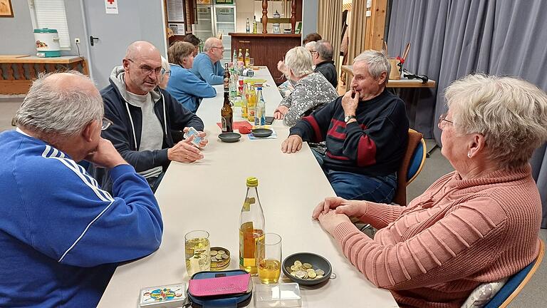 Schafkopf, Canasta und Romy sind sehr beliebte Spiele beim 'Rentnerstammtisch'. Es sind noch Kart-Plätze frei. Weitere Mitspieler herzlich willkommen.