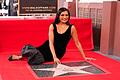 Mindy Kaling bekommt Stern auf dem  Hollywood Walk of Fame       -  Mindy Kaling geht auf der Plakette zu Boden.