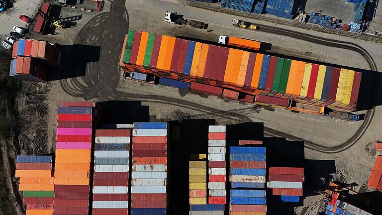 US Zölle - Die EU will die geplanten Gegenzölle auf US-Produkte vorerst nicht in Kraft setzen. (Archivbild) US Zölle - Die EU will die geplanten Gegenzölle auf US-Produkte vorerst nicht in Kraft setzen. (Archivbild)