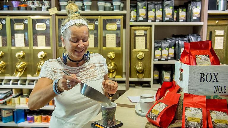 Abwiegen der Kaffeebohnen ist angesagt.