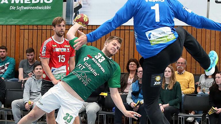 DKB 2. Handball-Bundesliga, DJK Rimpar Wölfe - HC Rhein Vikings - Frei zum Wurf kommt Rimpars Michael Schulz gegen den Vikings-Torwart Mikkel Moldrup. DKB 2. Handball-Bundesliga, DJK Rimpar Wölfe - HC Rhein Vikings - Frei zum Wurf kommt Rimpars Michael Schulz gegen den Vikings-Torwart Mikkel Moldrup.