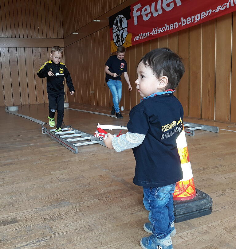 Der Feuerwehrnachwuchs ist in Strahlungen wohl schon frühzeitig gesichert. Der Feuerwehrnachwuchs ist in Strahlungen wohl schon frühzeitig gesichert.