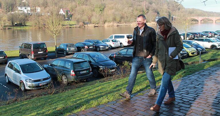 Unterwegs am Mainkai-Parkplatz: Thomas Stamm sieht derzeit keine absolute Notwendigkeit, den Parkplatz zu schließen. Unterwegs am Mainkai-Parkplatz: Thomas Stamm sieht derzeit keine absolute Notwendigkeit, den Parkplatz zu schließen. 
