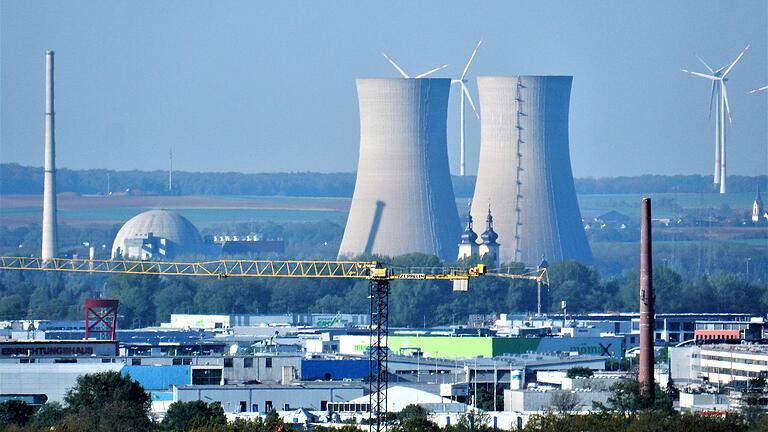 Blick vom Beerhüterturm an der Schweinfurter Mainleite auf das Kernkraftwerk bei Grafenrheinfeld. Beim Abbruch werden über 300 000 Tonnen Bauschutt anfallen. Die Masse davon soll in die Wiederverwertung, 1850 Tonnen sollen auf die Deponie des Landkreises. Blick vom Beerhüterturm an der Schweinfurter Mainleite auf das Kernkraftwerk bei Grafenrheinfeld. Beim Abbruch werden über 300 000 Tonnen Bauschutt anfallen. Die Masse davon soll in die Wiederverwertung, 1850 Tonnen sollen auf die Deponie des Landkreises.