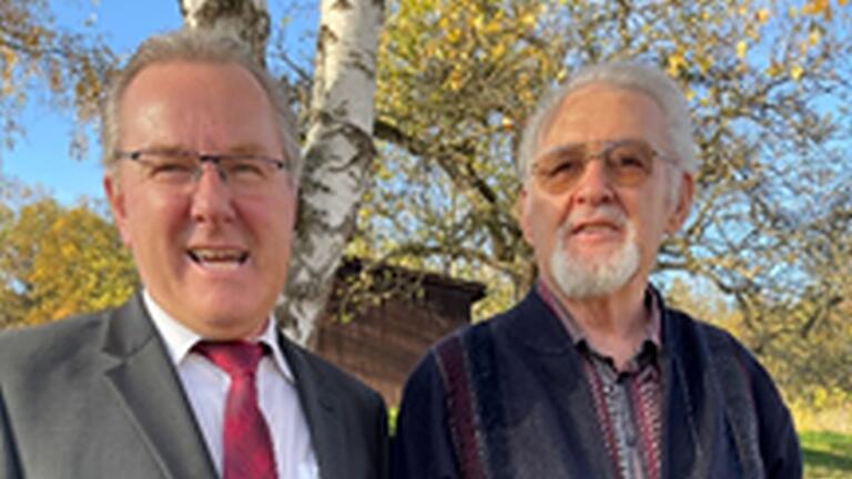Bürgermeister Thomas Fischer und Jubilar Gerd Stäblein (rechts). Bürgermeister Thomas Fischer und Jubilar Gerd Stäblein (rechts). 