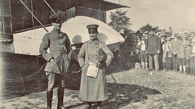 Leutnant Erich Ludwig Henneberger (links) und Oberleutnant Karl Mayr landeten am 31. Juli 1913 am Galgenberg und wurden begeistert empfangen. Es war die erste Landung eines Militärflugzeugs in Würzburg.